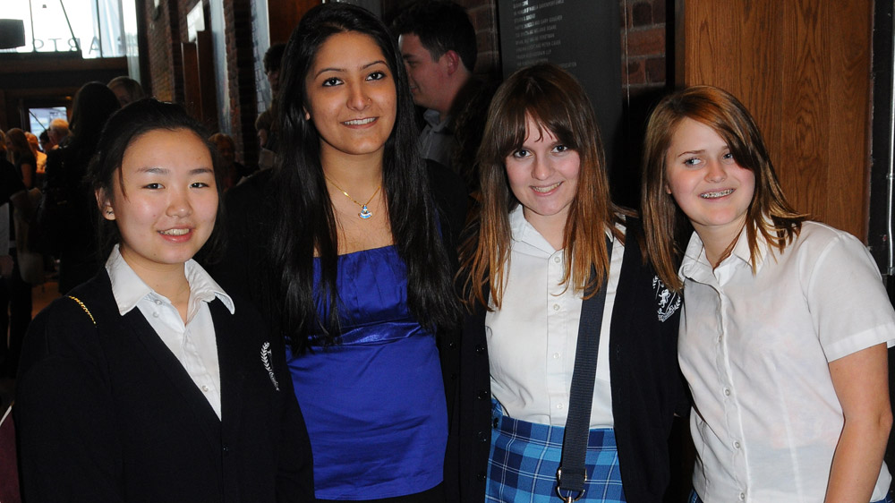 Des élèves de Trafalgar Castle School arrivent pour encourager leur camarade, Malvika Chowdry (au centre), finaliste de l’édition 2011 du concours Les voix de la poésie.