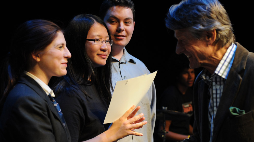 Scott Griffin félicite les finalistes de l’édition 2011 du concours (de gauche à droite) : Victoria Campbell, Anna Jiang, Jonathan Welstead.