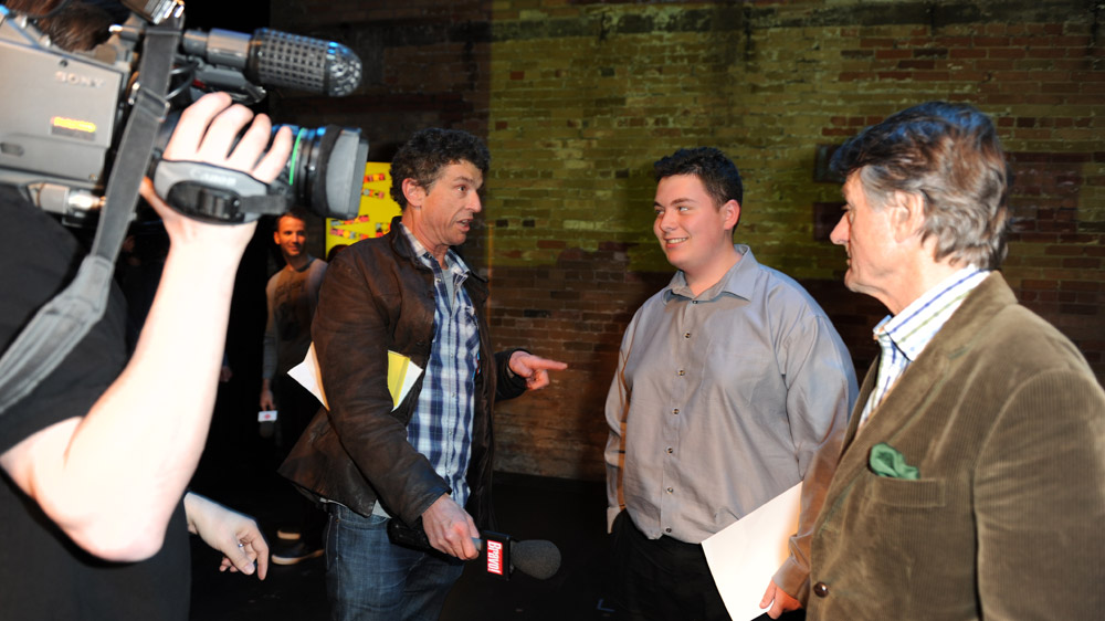 Tim Powis, de Bravo! télévision, s’entretien avec le champion 2011 du concours Les voix de la poésie, Jonathan Welstead, et Scott Griffin, créateur du concours.