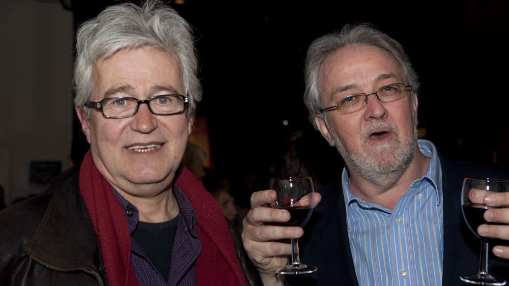 Pierre Nepveu et Guy Marchamps, qui anima la soirée, lèvent un verre à la poésie. 