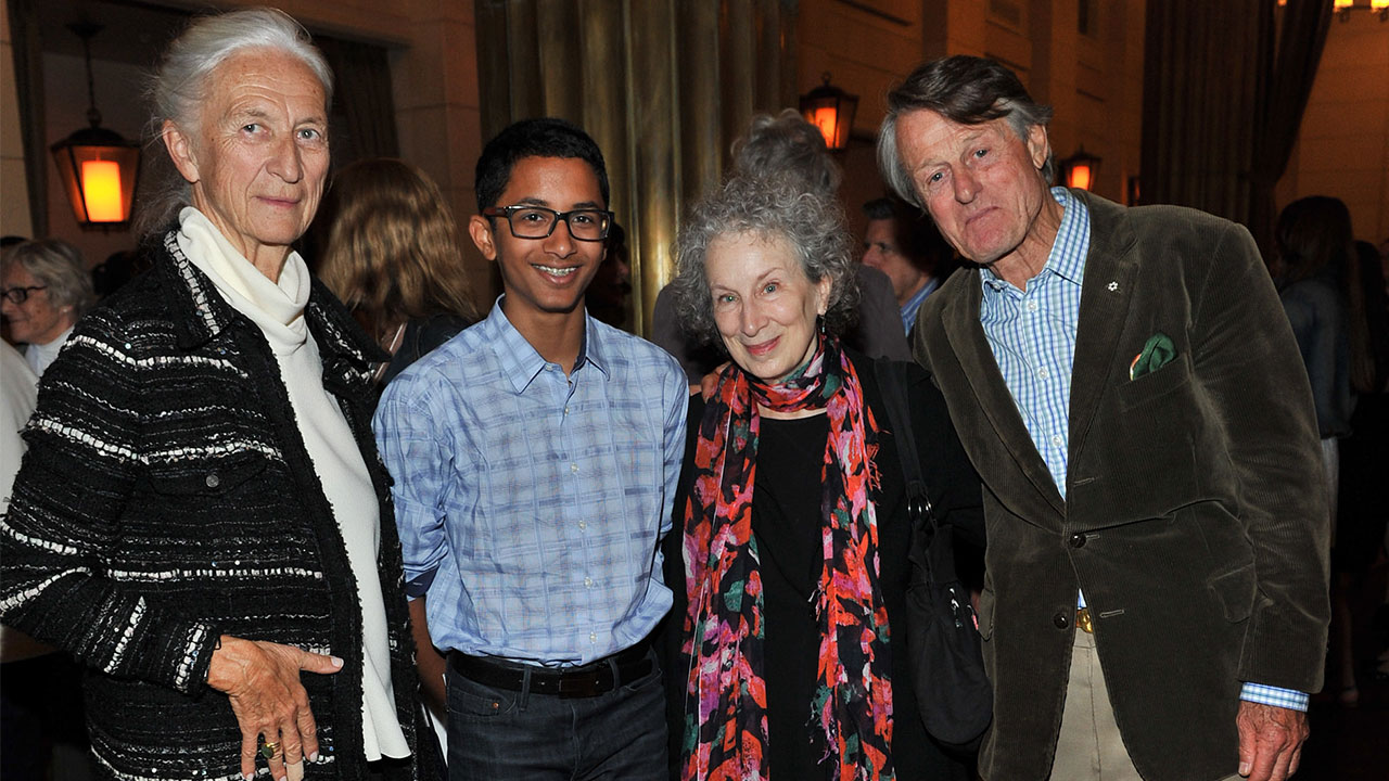 Krystyne Griffin, Khalil Mair, Margaret Atwood et Scott Griffin lors de la fête après le spectacle.