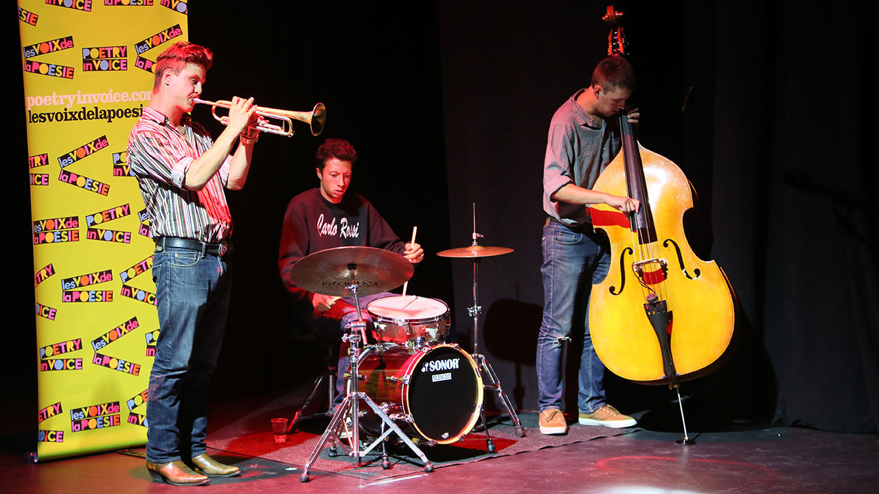Les musiciens de la Carlo Rossi Gang ont joué du jazz inspiré entre les récitations.
